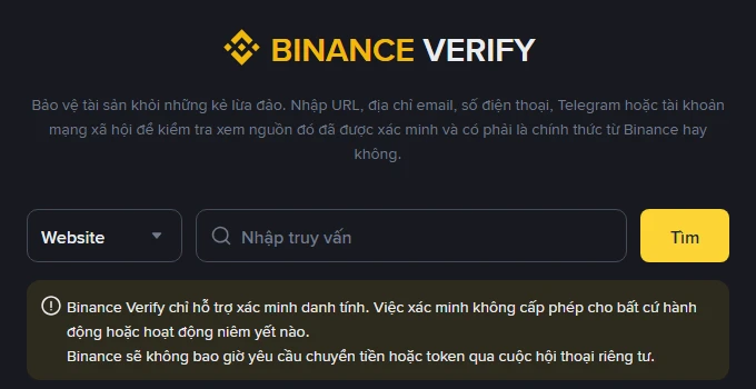 Trang Binance Verify tiếng Việt với ô chọn loại "Website", ô "Nhập truy vấn" và nút "Tìm"; dòng chú thích ghi Binance Verify chỉ hỗ trợ xác minh danh tính, không cấp phép cho bất cứ hành động nào, và Binance sẽ không bao giờ yêu cầu chuyển tiền hoặc token qua hội thoại riêng tư